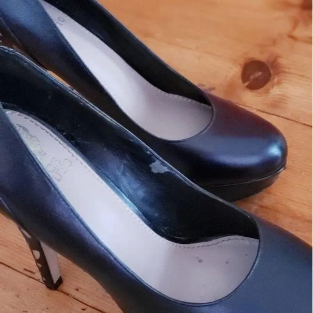 STUNNING! Vince Camuto Platform Heels Black
